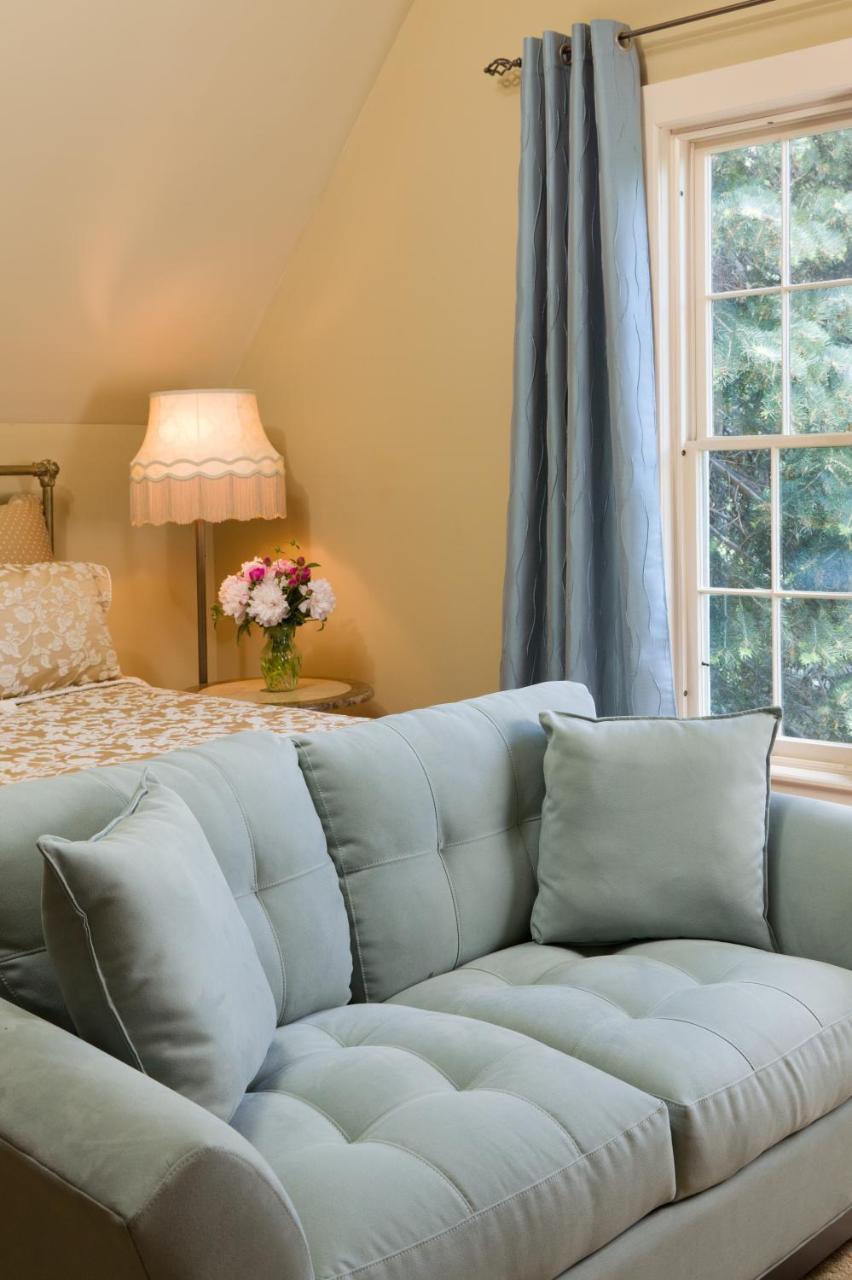 Gothic Eves Inn And Spa Bed And Breakfast Trumansburg Esterno foto