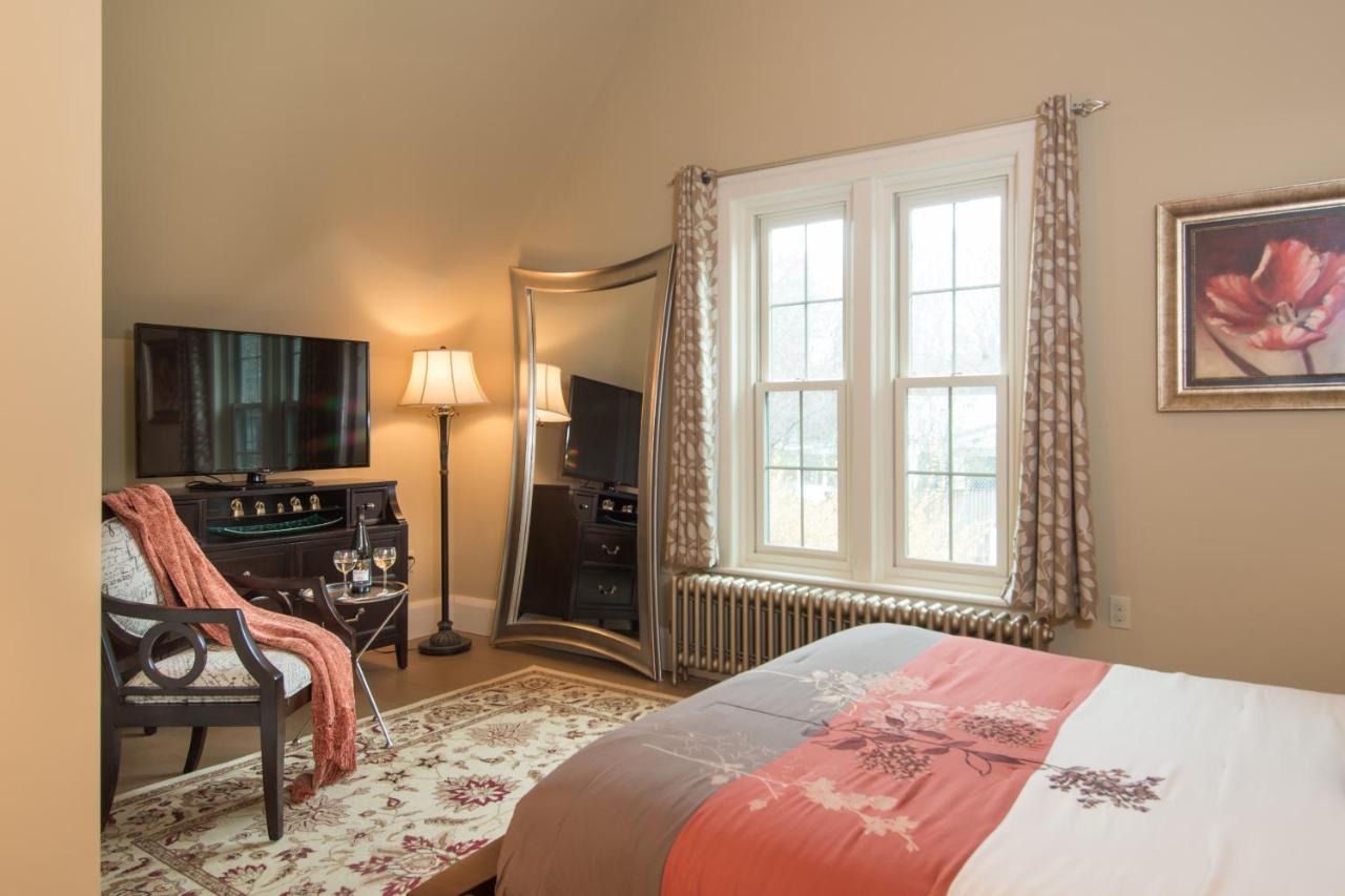 Gothic Eves Inn And Spa Bed And Breakfast Trumansburg Esterno foto